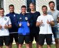 Bild: Alfred Schwarzmeier
Zumindest in Sachen guter Laune sind die Neuzugänge des SV Etzenricht nicht zu schlagen: (von rechts) Florian Veigl (SSV Kirchenpingarten), Samuel Stauber, Noah Scheler (beide SpVgg SV Weiden), Oliver Danzer (SC Eschenbach), Co-Trainer Daniel Rohr, Nikolas Achtert (eigene Jugend), Markus Meserth (SVSW Kemnath), Dieter Fischer (SpVgg Pirk), Max Herrmann, Yannic Schimmer (beide eigene Jugend). Auf dem Bild fehlen Bastian Strehl (SpVgg SV Weiden), Leonard Friedl und Lukas Riebl (alle eigene Junioren).