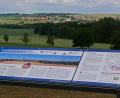 Bild: tr
Der Neualbenreuther Blickpunkt auf dem ehemaligen Hochbehälter bei Ottengrün liegt direkt neben der Kreisstraße Richtung Tirschenreuth. Auf der Infotafel wird erklärt, was zu sehen ist.