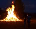Bild: hcz
Hoch loderten die Flammen in den Himmel beim Johannisfeuer auf dem Bolzplatz hinter der Kirche St. Johannes.