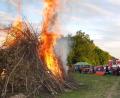 Bild: fvo
Pfarrer Norbert Götz segnet das Johannisfeuer, das die Waldthurner Landjugend entzündete.