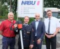 Bild: ohr
Die Nabu Oberflächentechnik spendet der Freiwilligen Feuerwehr Stulln eine handliche, mobile, leistungsstarke Flux – Pumpe im Wert von rund 1.840 Euro, geeignet zur Förderung verschiedener, auch besonders aggressiver Flüssigkeiten aus Fässern, IBC – Containern oder Tanks. 2. Kommandant Christoph Bierner (Zweiter von links) nimmt das Gerät aus den Händen von Geschäftsleiter Markus Schöll (Zweiter von rechts) im Beisein von Bürgermeister Hans Prechtl (rechts) und Produktionsleiter Ulrich Kuhn (links) entgegen.