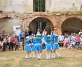 Bild: fjo
Einen kräftigen Zauber versprühen die jungen Tänzerinnen beim 1. Neuhäusler Ständchen inmitten der noch vor wenigen Monaten gesperrten Kirchenruine von Nové Domky.