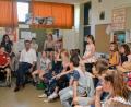 Bild: fdl
Viele Fragen musste Bürgermeister Hermann Falk (sitzend in der Mitte) den Schülern beantworten. Sie habren zwei Tage lang beim Planspiel Demokratie gelernt, wie Kompromisse und Lösungen in der Realität gesucht werden müssen.