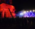 Bild: ens
Hunderte Rockfans feiern neben dem Bohrturm gemeinsam mit drei Bands bis spät nach Mitternacht.