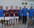 Bild: du
Beim Auftakttraining für die vierte Bezirksliga-Saison stellte die SpVgg Schirmitz auch die Neuzugänge vor. Das Bild zeigt von links: 2. SpVgg-Vorsitzenden Reinhard Herrmann, Trainer Josef Dütsch, Niclas Fröhlich (VfB Mantel), Luca Wittmann (SV Etzenricht), Philipp Horn (TSV Reuth), Alexander Herrmann (Spielertrainer 2. Mannschaft) sowie die Abteilungsleiter Werner Marschalek und Christian Schieder.