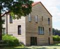 Bild: bkr
Der Anbau eines Hauses im SOS-Kinderdorf Immenreuth ist mit Lärchenholz verkleidet.