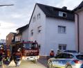 Bild: Clemens Hösamer
Ein Großaufgebot an Rettungskräften rückt am Freitagabend in die Karmelitenstraße 5 aus. Sechs Bewohner eines Mehrfamilienhauses (rechts), das giebelseitig zur Straße steht, klagten über Atemnot und Übelkeit.