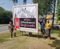 Bild: gi
Vorsitzender Thomas Hupfauf (links) und Mitglieder des Vorstands leiten mit der Aufstellung von Großplakaten die Werbeaktionen ein.
