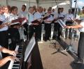 Bild: jr
Der 25-köpfige Männergesangverein 1886 Tirschenreuth bereicherte am Freitagabend den diesjährigen „cooltour"-Sommer mit einer Serenade. Die Chorleitung bei dem knapp einstündigen Konzert hatte Horst Schultes, an der Orgel sah Kirchenmusiker Wilhelm Heidtmann. Das Repertoire des Konzerts reichte von Volksliedern bis zu Ausflügen in die Oper und Weinliedern.