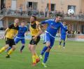 Bild: gb
Der FC Tirschenreuth zog im Bezirksliga-Duell gegen den SV Etzenricht mit 0:1 den Kürzeren. Hier ist der Etzenrichter Norbert Ferstl (rechts) vor Florian Gleißner am Ball.