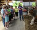 Bild: gf
Milchviehhalter Andreas Wendl (Mitte) führt die Frauen Union Gebenbach durch seinen Stall, in dem sich die Tiere frei bewegen können.