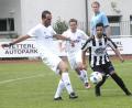 Bild: Hirsch
Im Spiel um Platz drei besiegte der
1. FC Schwarzenfeld den TSV Detag Wernberg mit 5:2. Der Wernberger Nicholas Denkewitz (links) klärt in dieser Szene gegen Enis Yalcin (rechts). In der Mitte Klaus Moucha (TSV).