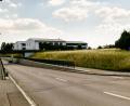 Bild: Hösamer
Auf dem freien Grundstück zwischen Hoher-Bogen-Straße (links), Bahnlinie (im Hintergrund) und der Glätzlstraße (Bebauung rechts) soll ein Mehrfamilienhaus mit 16 Wohnungen entstehen.