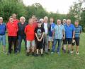 Bild: adj
Vier Hobbymannschaften spielen beim Johannisturnier der BSG Beyer & Co. um die Preise. Wettbewerbsleiter Alois Fröhlich (Zweiter von rechts) gratuliert den Siegern.