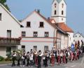 Bild: fvo
Nach dem Festgottesdienst geht der große Festzug zusammen mit Pfarrer Norbert Götz zur großen Feier der Kirchweih.