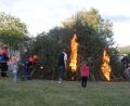 Bild: öt
Kinder mit brennenden Fackeln durften gemeinsam mit Feuerwehrmitgliedern das Feuer entzünden.