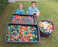 Bild: sön
Felix (links) und Fabian Schwendtner mit den von ihnen gesammelten rund 5000 Deckeln von Kunststoffflaschen.