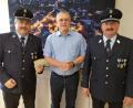 Bild: hir
Aus den Erlösen des 125-jährigen Jubiläumsfestes der Freiwilligen Feuerwehr Pamsendorf übergaben Vorstand Hans Zeitler (links) und Kommandant Erhard Setzer (rechts) 500 Euro an den Schirmherrn Bürgermeister Richard Tischler (Mitte) für die Typisierungsaktion der DKMS.