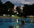 Bild: tk
Frühmorgens um 5 Uhr dem Sonnenaufgang entgegen. Vor zwei Jahren verzeichnete das 24-Stunden-Schwimmen 2440 Teilnehmer, die insgesamt 3092 Kilometer im Becken des Hockermühlbads zurücklegten.