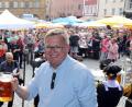 Bild: Wolfgang Steinbacher
Maria Frank vom Amberger Congressmarketing (links) bei der offiziellen Altstadtfest-Eröffnung am Marktplatz in Amberg.
