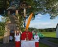 Bild: dob
Einen prächtigen Gottesdienst feierten die Gläubigen mit Kaplan Ulrich Eigendorf auf dem Dorfplatz in Obernankau zu Ehren des Kreuzes.