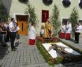 Bild: hl
Am ersten Altar bei der Familie Hofmann spendet Pfarrer Heribert Stretz (Mitte) mit der Monstranz den Segen.