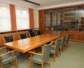 Bild: ge
Die ehemalige Bibliothek der Maxhütte ist noch im Original erhalten und den Mietern zugänglich: Jeder kann hier seine Besprechungen abhalten, wenn er sich in den Terminplan einträgt.