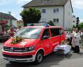 Bild: Dobmeier
Ein Feiertag im Stadtteil Rothenstadt: Der neue Mannschaftstransportwagen erhält die Fahrzeugweihe von Pfarrer Heribert Englhard und Pfarrer Hans-Peter Pauckstadt-Künkler (links daneben) im Beisein vieler Gäste.