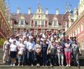 Bild: ads
Die Schnaittenbacher Reisegruppe vor dem Schloss Fürst Pückler in Bad Muskau.