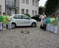 Bild: jr
Stadtpfarrer Anton Witt (Fünfter von rechts) segnete das neue Fahrzeug der Ambulanten Krankenpflegestation der Katholischen Kirchenstiftung. Darüber freuten sich Kirchenpfleger Wolfgang Hecht (links) sowie Pflegedienstleiterin Carmen Zottmeier (Fünfte von links) und ihr Team.