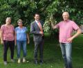 Bild: Hirsch
Helga (Zweite von links) und Albert Deml (rechts) öffnen am 30. Juni ihren Garten in Klardorf und ließen Fachberaterin Petra Schmid (links) und Landrat Thomas Ebeling (Mitte) im Vorfeld schon mal von den saftigen Herzkirschen probieren.