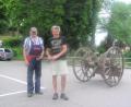 Bild: tu
Die Ehrenmitglieder der Feuerwehr Erich Neuber (links) und Hans Walbrunn (rechts) beim Transport des über 100 Jahre alten Schlauchwagens in das Feuerwehrgerätehaus.