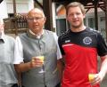 Bild: Houschka
Glückwünsche für einen, den in der Gemeinde Fensterbach jeder kennt: Xaver Kemptner (Mitte) wird 70 Jahre alt. Zu den vielen Gratulanten zählen der DJK-Fördervereinsvorsitzende Josef Baumann (links) und der stellvertretende DJK-Vorsitzende Daniel Straller (rechts).