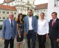 Bild: ubb
Elke Bauer (Zweite von links) und Heike Kunte sind die Pionierinnen im Lions-Club Tirschenreuth. Darüber freuen sich der neue Präsident Albert Saller, das neue Mitglied Volker Höcht und der Past-Präsident Franz Göhl (von links).
