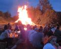Bild: adj
Zahlreiche Gäste verbringen am Johannisfeuer einen schönen Abend.