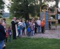 Bild: weu
Aufmerksam folgten die Kinder den Worten von Dekan Alfons Kaufmann, als er ihren Spielplatz einweihte. Martina Kiesbauer (links) hatte die Gäste im Namen des Kapellenbauvereins begrüßt.