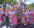 Bild: no
In fescher Tracht präsentieren sich die Mädchen und Buben der Kindertagesstätte St. Vitus. Ihr Oberkirwapaar sind (Bildmitte) Josefine Pesold (mit Blumenstrauß) und Hannes Knarr (mit Hut).