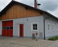 Bild: jr
Rechtzeitig zum 120-jährigen Vereinsbestehen haben die Floriansjünger der Feuerwehr Neudorf-Rosenbühl das Gerätehaus auf Vordermann gebracht. So wurde der Eingangsbereich neu gestaltet, die Außenfassade erhielt einen neuen Anstrich.