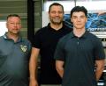 Bild: gf
Leon, der neue Löwe: Leon Koppitz (rechts) bei seiner Vorstellung zusammen mit dem 2. Vorsitzenden des ERSC Amberg, Frank Jacobi (links), und Vorsitzendem Mustafa Sugle.