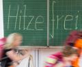 Bild: agentur_dpa
Ein Gesetz gibt es nicht, in dem verankert ist, dass Schüler ab einer bestimmten Temperatur garantiert hitzefrei haben. Die Schulen entscheiden eigenverantwortlich, ob der Unterricht früher endet. Foto: Sebastian Kahnert/dpa