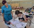 Bild: dob
Die Tschechischlehrerin Renáta Burcsak mit einer Schülerin bei der Abschlussprüfung der Realschule Vohenstrauß im Fach Tschechisch.