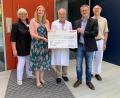 Repro: jr
Diplom-Psychologin Ingrid Schön, Tanja Kagerer von der Bayernwerk AG, Professor Ernst Holler, Spendeninitiator Uwe Rosner und Professor Daniel Wolff vom Uniklinikum Regensburg freuen sich über die Unterstützung.