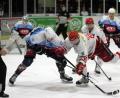 Bild: gb
In den Play-offs der vergangenen Saison war für die Blue Devils (links Michael Kirchberger) gegen die Hannover Scorpions Endstation. Die Play-off-Teilnahme ist das erneute Weidener Ziel in der kommenden Oberliga-Spielzeit.