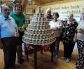 Bild: ksi
Hermann Bronold und Johanna Baumann übergaben 200 Gläser Honig an die Vertreter der Tafel, Manfred Bäuerle, Anna Amann , 
Karin Seigen und Herta Kirschner (von links).