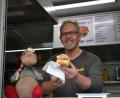 Bild: jak
So kennen Dieter Held vom Imbiss am ZOB viele: Seit 30 Jahren verkauft der 51-Jährige Bratwurst-Semmeln und andere Speisen.