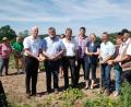 Bild: Portner
Über eine gute Kartoffelernte 2019 freuen sich (von rechts) BBV-Geschäftsführer Alfons Wittmann, Ortsbäuerin Barbara Ruhland, Landwirt Reinhard Elsner, stellvertretende Kreisbäuerin Manuela Pronath, stellvertretender Kreisobmann Georg Lorenz, Kreisobmann Josef Irlbacher, Alfred Bauer von der Erzeugergemeinschaft Oberpfalz und stellvertretender Landrat Arnold Kimmerl.