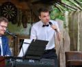 Bild: usg
Sänger Max Dollinger und Pianist Wolfgang Geiger beim Auftritt auf der "Schaffnerlos"-Bühne.