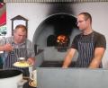 Bild: trj
Alfons Troppmann (von links) und Stefan Gassner haben die Spezialitäten aus den Dorfbackofen frisch zubereitet und serviert - die Besucher waren wieder begeistert.