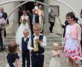 Bild: kro
Katharina und Johannes Wölfl mit den Brautkindern beim Verlassen der Pfarrkirche St. Johannes in Großkonreuth. Dabei wurden sie von einem 24köpfigen Ehrenspalier der Feuerwehr Dippersreuth erwartet.