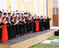 Bild: do
"Kloster ganz Chor", hieß es in Speinshart. Mit dabei ist der Kammerchor Weiden. Unter Leitung von Peter Pollinger (rechts) glänzen die 52 Akteure mit traumhafter "Weltmusik".